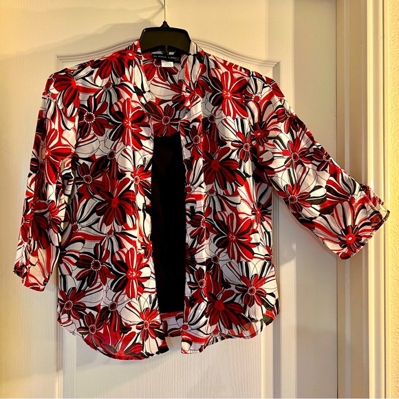 Beautiful floral print women’s blouse with built-in tank top - Picture 1 of 10